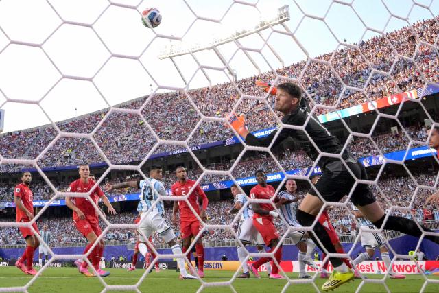 TOPSHOT - Switzerland's goalkeeper #01 Gregor Kobel concedes a goal scored by Argentina's midfielder #20 Alexis Mac Allister (2nd R) during the 2026 World Cup football tournament quarter-final match between Argentina and Switzerland at the Kansas City Stadium in Kansas City on July 11, 2026.  (Photo by JUAN MABROMATA / AFP)