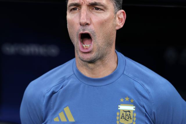 Argentina's head coach Lionel Scaloni gestures during the 2026 World Cup football tournament quarter-final match between Argentina and Switzerland at the Kansas City Stadium in Kansas City on July 11, 2026.  (Photo by Odd ANDERSEN / AFP)