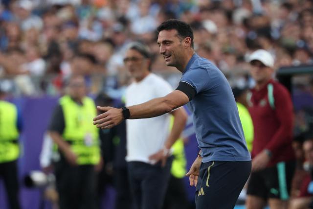 Argentina's head coach Lionel Scaloni gestures on the touchline during the 2026 World Cup football tournament quarter-final match between Argentina and Switzerland at the Kansas City Stadium in Kansas City on July 11, 2026.  (Photo by Odd ANDERSEN / AFP)