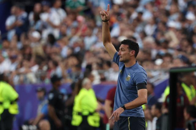Argentina's head coach Lionel Scaloni gestures on the touchline during the 2026 World Cup football tournament quarter-final match between Argentina and Switzerland at the Kansas City Stadium in Kansas City on July 11, 2026.  (Photo by Odd ANDERSEN / AFP)
