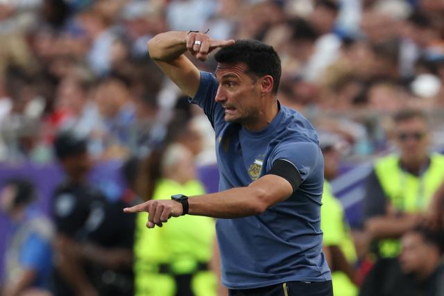 Argentina's head coach Lionel Scaloni gestures on the touchline during the 2026 World Cup football tournament quarter-final match between Argentina and Switzerland at the Kansas City Stadium in Kansas City on July 11, 2026.  (Photo by Odd ANDERSEN / AFP)