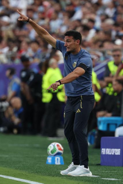 Argentina's head coach Lionel Scaloni gestures on the touchline during the 2026 World Cup football tournament quarter-final match between Argentina and Switzerland at the Kansas City Stadium in Kansas City on July 11, 2026.  (Photo by Odd ANDERSEN / AFP)
