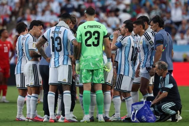 Argentina's forward #10 Lionel Messi and teammates take the hydration break during the 2026 World Cup football tournament quarter-final match between Argentina and Switzerland at the Kansas City Stadium in Kansas City on July 11, 2026.  (Photo by Odd ANDERSEN / AFP)