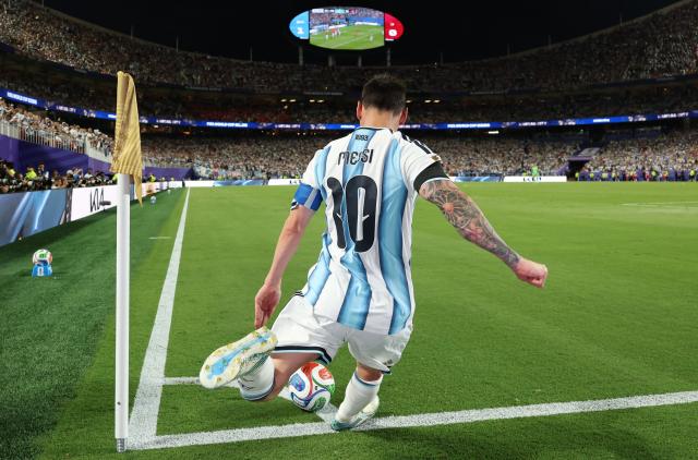 TOPSHOT - Argentina's forward #10 Lionel Messi shoots a corner kick during the 2026 World Cup football tournament quarter-final match between Argentina and Switzerland at the Kansas City Stadium in Kansas City on July 11, 2026.  (Photo by Thomas COEX / AFP)
