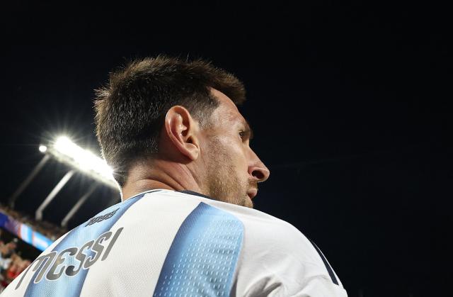 Argentina's forward #10 Lionel Messi prepares to shoot a corner kick during the 2026 World Cup football tournament quarter-final match between Argentina and Switzerland at the Kansas City Stadium in Kansas City on July 11, 2026.  (Photo by Thomas COEX / AFP)