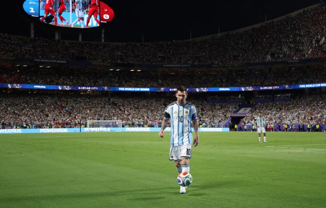 Argentina's forward #10 Lionel Messi prepares to shoot a corner kick during the 2026 World Cup football tournament quarter-final match between Argentina and Switzerland at the Kansas City Stadium in Kansas City on July 11, 2026.  (Photo by Thomas COEX / AFP)