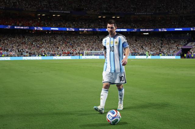 Argentina's forward #10 Lionel Messi prepares to shoot a corner kick during the 2026 World Cup football tournament quarter-final match between Argentina and Switzerland at the Kansas City Stadium in Kansas City on July 11, 2026.  (Photo by Thomas COEX / AFP)