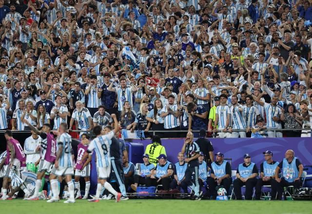 Argentina's fans celebrate after Aregentina's forward #09 Julian Alvarez scored his team's second goal during the 2026 World Cup football tournament quarter-final match between Argentina and Switzerland at the Kansas City Stadium in Kansas City on July 11, 2026.  (Photo by Thomas COEX / AFP)