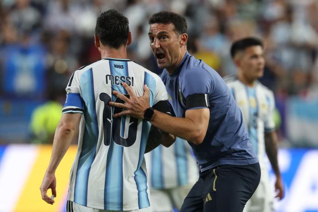 Argentina's head coach Lionel Scaloni gives instructions to Argentina's forward #10 Lionel Messi during the last minutes of the 2026 World Cup football tournament quarter-final match between Argentina and Switzerland at the Kansas City Stadium in Kansas City on July 11, 2026.  (Photo by Odd ANDERSEN / AFP)