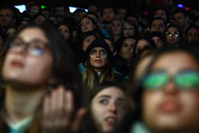 Fans of Argentina watch the 2026 World Cup football tournament quarter-final match between Argentina and Switzerland on a giant screen in Buenos Aires on July 11, 2026. (Photo by Luis ROBAYO / AFP)