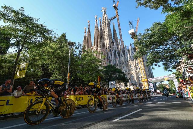 Team Visma | Lease a Bike riders cycle past the Sagrada Familia Basilica during the 1st stage of the 113th edition of the Tour de France cycling race, a 19,6 km team time trial stage in and around Barcelona in northeastern Spain, on July 4, 2026. (Photo by Anne-Christine POUJOULAT / AFP)