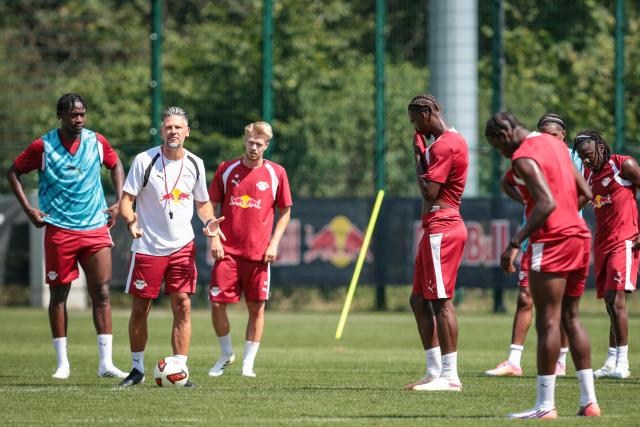 Argentinian coach Martin Demichelis (2nd L) gives instructions to his players during his first training session as Leipzig's new head coach at the training grounds of German first division Bundesliga football club RB Leipzig in Leipzig, eastern Germany on July 13, 2026. (Photo by Ronny HARTMANN / AFP)