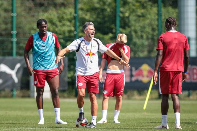 Argentinian coach Martin Demichelis (2nd L) gives instructions to his players during his first training session as Leipzig's new head coach at the training grounds of German first division Bundesliga football club RB Leipzig in Leipzig, eastern Germany on July 13, 2026. (Photo by Ronny HARTMANN / AFP)