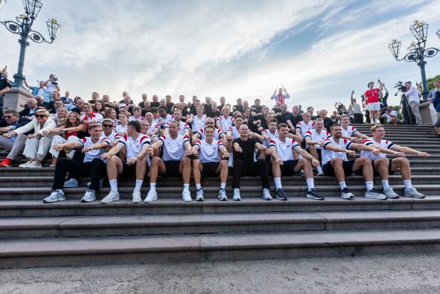 Norway's head coach Stale Solbakken (C) and Norway's national football team celebrate with the traditional rowing gesture at Slottsplassen in Oslo after their return to Norway from the USA on July 13, 2026. Norway were knocked out in the quarter-final match against England. (Photo by Trond Reidar TEIGEN / NTB / AFP) / Norway OUT