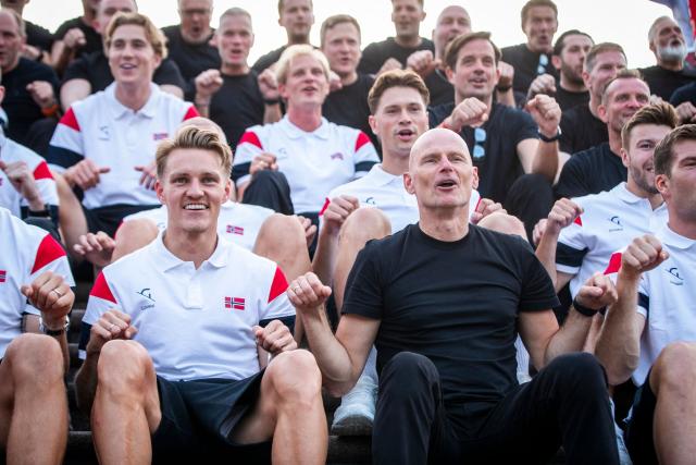 Norway's head coach Stale Solbakken (R) and Norway's national football team celebrate with the traditional rowing gesture at Slottsplassen in Oslo after their return to Norway from the USA on July 13, 2026. Norway were knocked out in the quarter-final match against England. (Photo by Trond Reidar TEIGEN / NTB / AFP) / Norway OUT