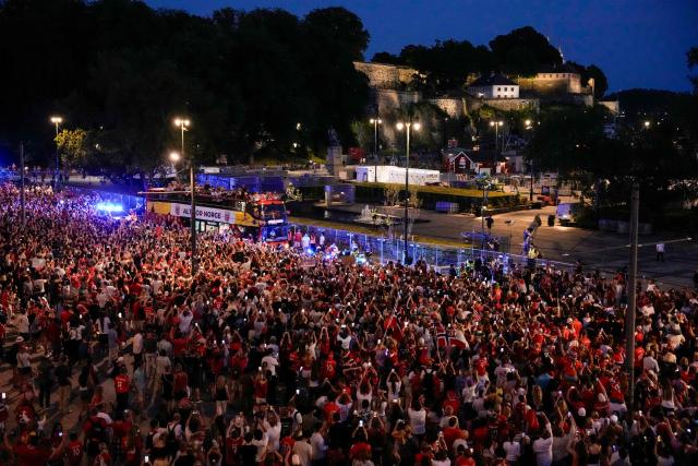 Supporters wave for Norway's national football team at Radhusplassen in Oslo after their return to Norway from the USA on July 13, 2026. Norway were knocked out in the quarter-final match against England. (Photo by Rodrigo Freitas / NTB / AFP) / Norway OUT