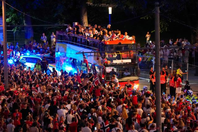 Supporters wave for Norway's national football team at Radhusplassen in Oslo after their return to Norway from the USA on July 13, 2026. Norway were knocked out in the quarter-final match against England. (Photo by Rodrigo Freitas / NTB / AFP) / Norway OUT
