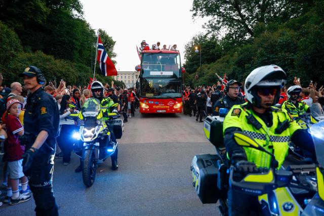 Supporters wave for Norway's national football team at Slottsplassen in Oslo after their return to Norway from the USA on July 13, 2026. Norway were knocked out in the quarter-final match against England. (Photo by Ørn E. Borgen / NTB / AFP) / Norway OUT