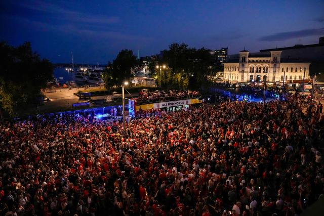 Supporters wave for Norway's national football team at Radhusplassen in Oslo after their return to Norway from the USA on July 13, 2026. Norway were knocked out in the quarter-final match against England. (Photo by Rodrigo Freitas / NTB / AFP) / Norway OUT