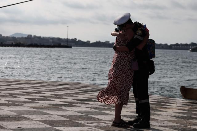 A member of the French Navy greets a relative as he disembarks from the amphibious helicopter carrier (PHA) 'Dixmude' upon its arrival in the port of Toulon, south-eastern France on July 14, 2026, as the "Jeanne d’Arc" task force concludes a five-month mission. Nearly 800 service members took part in this deployment, including 162 officer cadets. This annual deployment marks the culmination of the training of French and foreign officer cadets at the Naval Academy. (Photo by Thibaud MORITZ / AFP)