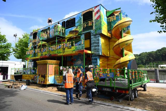 Fairground workers set up their carousel ahead of the opening of the Bayonne Festival, in Bayonne, south-western France, on July 14, 2026. The Bayonne Festival runs from July 15 to July 19, 2026. (Photo by Gaizka IROZ / AFP)
