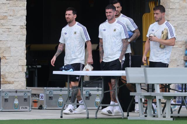 (L-R) Argentina's forward #10 Lionel Messi, midfielders #07 Rodrigo De Paul, #05 Leandro Paredes, and defender #03 Nicolas Tagliafico arrive for a training session on the eve of the 2026 World Cup football tournament semi-final match between England and Argentina, at Atlanta United Training Centre in Atlanta on July 14, 2026.  (Photo by Thomas COEX / AFP)