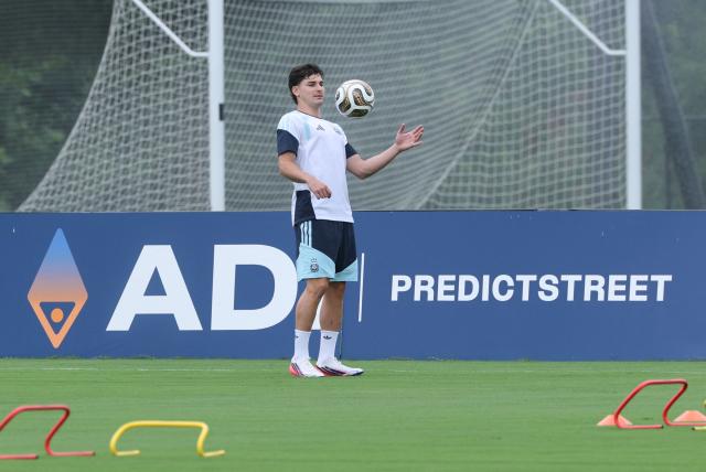 Argentina's forward #09 Julian Alvarez controls the ball during a training session on the eve of the 2026 World Cup football tournament semi-final match between England and Argentina, at Atlanta United Training Centre in Atlanta on July 14, 2026.  (Photo by Thomas COEX / AFP)