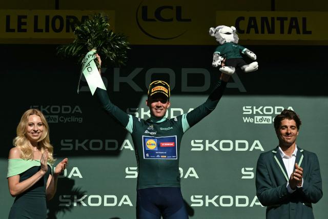 Lidl - Trek team's Danish rider Mads Pedersen celebrates on the podium with the best sprinter's green jersey after the 10th stage of the 113th edition of the Tour de France cycling race, 166,6 km between Aurillac and Le Lioran in the Massif Central, on July 14, 2026. (Photo by Jeff PACHOUD / AFP)
