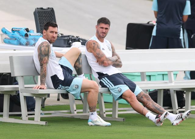 Argentina's forward #10 Lionel Messi and midfielder #07 Rodrigo De Paul sit on a bench ahead of a training session on the eve of the 2026 World Cup football tournament semi-final match between England and Argentina, at Atlanta United Training Centre in Atlanta on July 14, 2026.  (Photo by PATRICIA DE MELO MOREIRA / AFP)