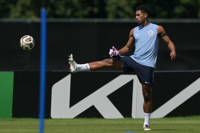 England's midfielder #10 Jude Bellingham practices during a training session on the eve of the 2026 World Cup football tournament semi-final match between England and Argentina, at Swope Soccer Village in Kansas City on July 14, 2026.  (Photo by JUAN MABROMATA / AFP)