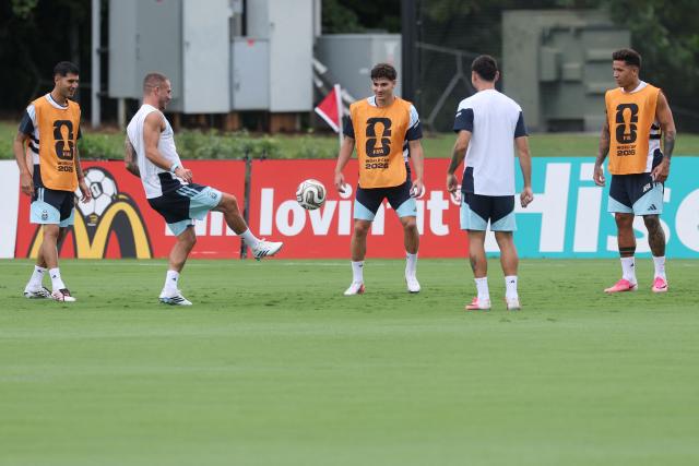 (L-R) Argentina's midfielders #14 Exequiel Palacios, #20 Alexis Mac Allister, forward #09 Julian Alvarez, defender #04 Gonzalo Montiel and midfielder #24 Enzo Fernandez play with a ball during a training session on the eve of the 2026 World Cup football tournament semi-final match between England and Argentina, at Atlanta United Training Centre in Atlanta on July 14, 2026.  (Photo by Thomas COEX / AFP)