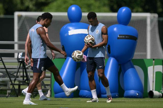 England's forward #19 Ollie Watkins (C) takes part in a training session on the eve of the 2026 World Cup football tournament semi-final match between England and Argentina, at Swope Soccer Village in Kansas City on July 14, 2026.  (Photo by JUAN MABROMATA / AFP)