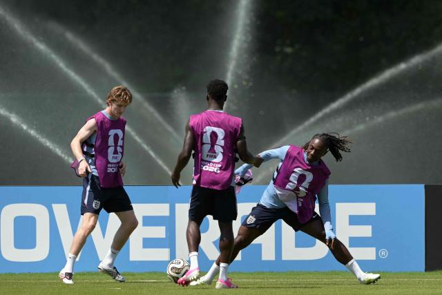 England's forward #18 Anthony Gordon (L) and England's midfielder #21 Eberechi Eze (R) take part in a training session on the eve of the 2026 World Cup football tournament semi-final match between England and Argentina, at Swope Soccer Village in Kansas City on July 14, 2026.  (Photo by JUAN MABROMATA / AFP)