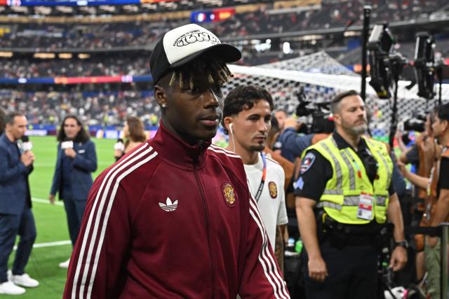 Spain's forward #17 Nico Williams arrives for the 2026 World Cup football tournament semi-final match between France and Spain at the Dallas Stadium in Arlington on July 14, 2026.  (Photo by Paul ELLIS / AFP)