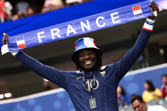 A French fan cheers for his team ahead of the 2026 World Cup football tournament semi-final match between France and Spain at the Dallas Stadium in Arlington on July 14, 2026.  (Photo by FRANCK FIFE / AFP)