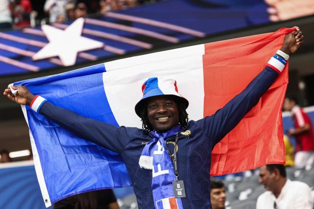 A French fan cheers for his team ahead of the 2026 World Cup football tournament semi-final match between France and Spain at the Dallas Stadium in Arlington on July 14, 2026.  (Photo by FRANCK FIFE / AFP)