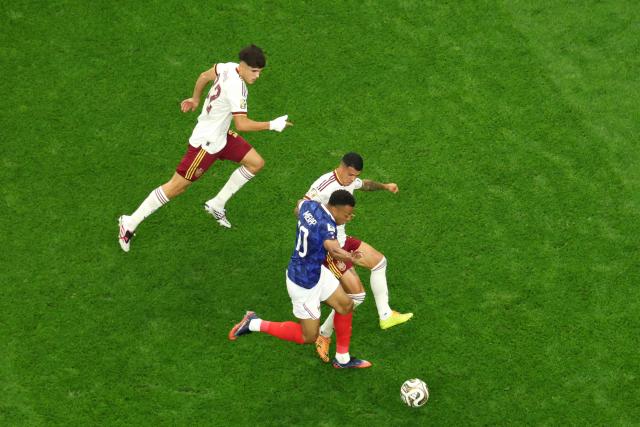 Spain's defender #12 Pedro Porro (C) fights for the ball with France's forward #10 Kylian Mbappe (R) next to Spain's defender #22 Pau Cubarsi during the 2026 World Cup football tournament semi-final match between France and Spain at the Dallas Stadium in Arlington on July 14, 2026.  (Photo by Odd ANDERSEN / AFP)