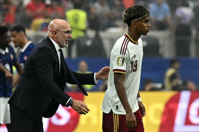 Spain's head coach Luis de la Fuente gives instructions to Spain's forward #19 Lamine Yamal during the 2026 World Cup football tournament semi-final match between France and Spain at the Dallas Stadium in Arlington on July 14, 2026.  (Photo by Paul ELLIS / AFP)
