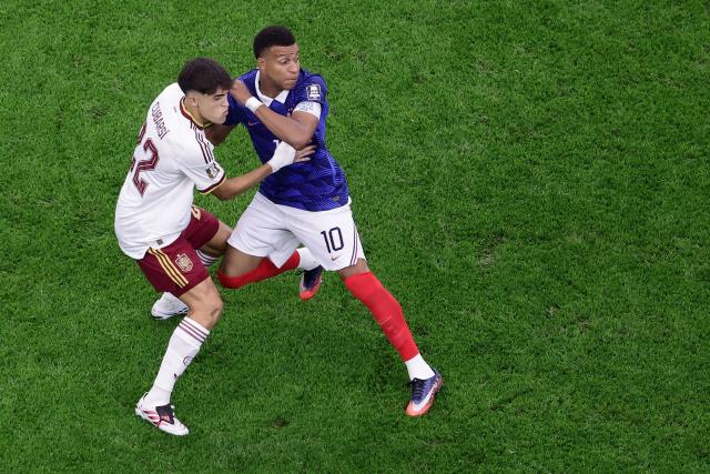 Spain's defender #22 Pau Cubarsi (L) and France's forward #10 Kylian Mbappe (R) tussle off the ball during the 2026 World Cup football tournament semi-final match between France and Spain at the Dallas Stadium in Arlington on July 14, 2026.  (Photo by Aric Becker / AFP)