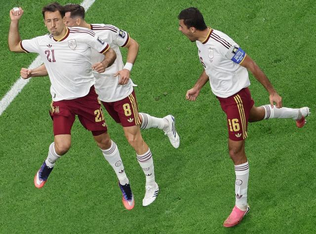 Spain's forward #21 Mikel Oyarzabal (L) celebrates with teammates after scoring Spain's first goal from the penalty spot during the 2026 World Cup football tournament semi-final match between France and Spain at the Dallas Stadium in Arlington on July 14, 2026.  (Photo by Aric Becker / AFP) / ALTERNATIVE CROP
