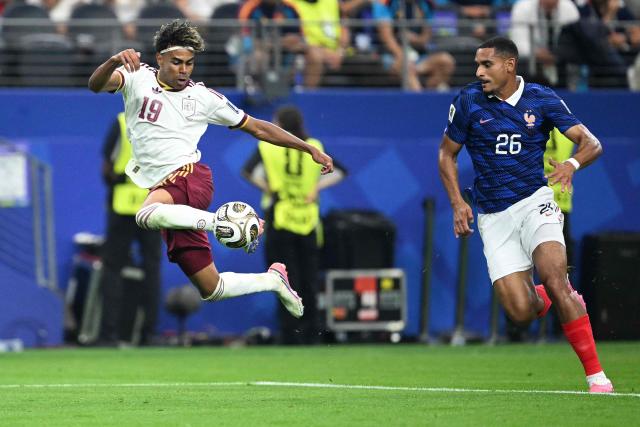 Spain's forward #19 Lamine Yamal controls the ball next France's defender #26 Maxence Lacroix during the 2026 World Cup football tournament semi-final match between France and Spain at the Dallas Stadium in Arlington on July 14, 2026.  (Photo by MAURO PIMENTEL / AFP)