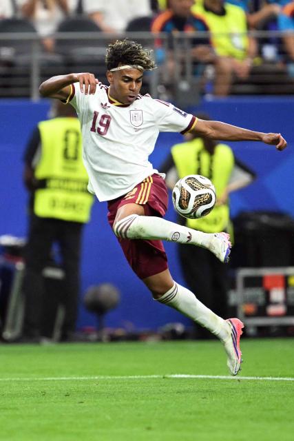 Spain's forward #19 Lamine Yamal controls the ball during the 2026 World Cup football tournament semi-final match between France and Spain at the Dallas Stadium in Arlington on July 14, 2026.  (Photo by MAURO PIMENTEL / AFP)