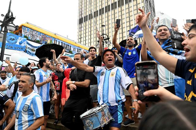 Argentine fans cheer during a flag-waving gathering on the eve of the 2026 World Cup football tournament semi-final match between England and Argentina, at the Underground in Atlanta on July 14, 2026.  (Photo by ROBERTO SCHMIDT / AFP)