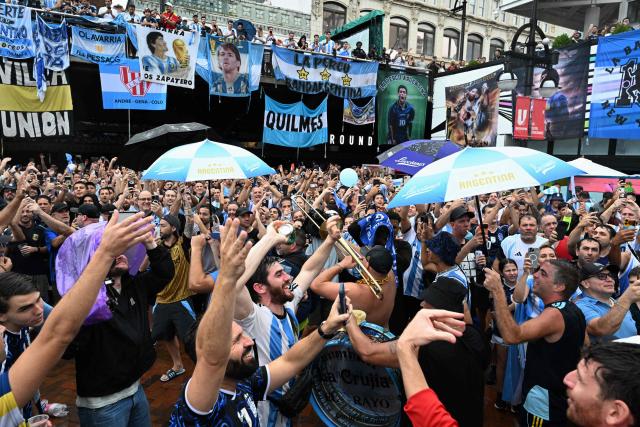 Argentine fans cheer during a flag-waving gathering on the eve of the 2026 World Cup football tournament semi-final match between England and Argentina, at the Underground in Atlanta on July 14, 2026.  (Photo by ROBERTO SCHMIDT / AFP)