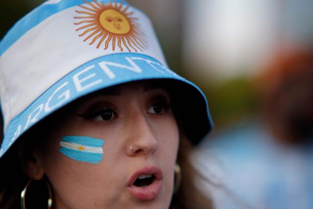 An Argentina supporter attends a "Banderazo" at Little Island in New York City on July 14, 2026, on the eve of Argentina’s FIFA World Cup semifinal between Argentina and England. (Photo by Leonardo Munoz / AFP)