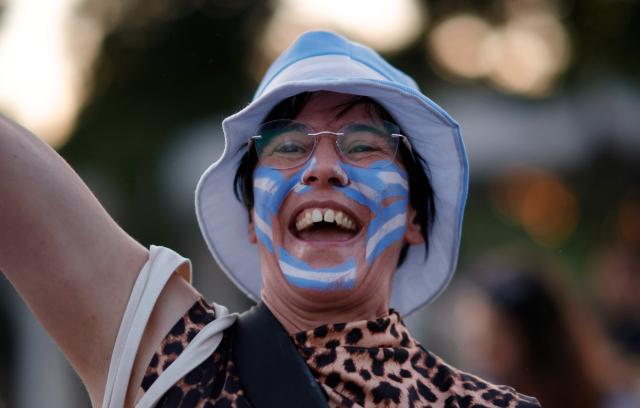 An Argentina supporter attends a "Banderazo" at Little Island in New York City on July 14, 2026, on the eve of Argentina’s FIFA World Cup semifinal between Argentina and England. (Photo by Leonardo Munoz / AFP)