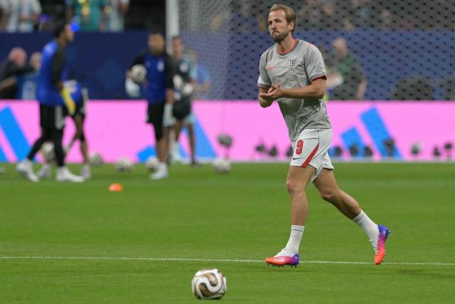 England's forward #09 Harry Kane warms up ahead of the 2026 World Cup football tournament semi-final match between England and Argentina at the Atlanta Stadium in Atlanta on July 15, 2026.  (Photo by JUAN MABROMATA / AFP)