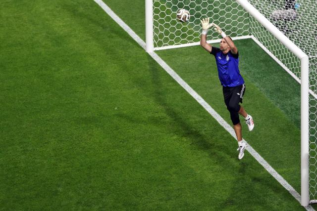 Argentina's goalkeeper #23 Emiliano Martinez warms up ahead of the 2026 World Cup football tournament semi-final match between England and Argentina at the Atlanta Stadium in Atlanta on July 15, 2026.  (Photo by PATRICIA DE MELO MOREIRA / AFP)