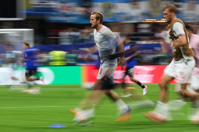 This slow shutter photograph shows England's forward #09 Harry Kane warming up ahead of the 2026 World Cup football tournament semi-final match between England and Argentina at the Atlanta Stadium in Atlanta on July 15, 2026.  (Photo by Odd ANDERSEN / AFP)