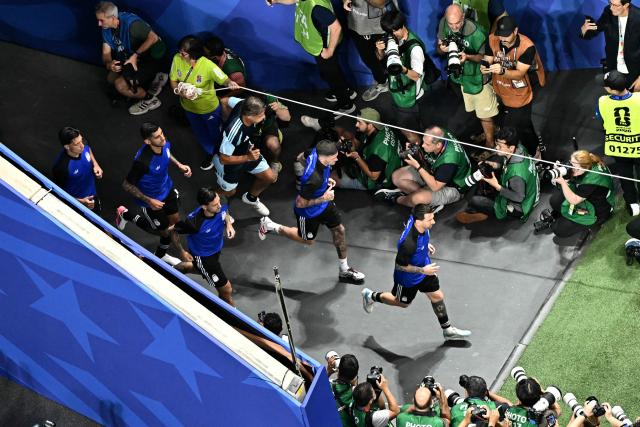 Argentina's forward #10 Lionel Messi (R) and teammates arrive on the pitch to warm up ahead of the 2026 World Cup football tournament semi-final match between England and Argentina at the Atlanta Stadium in Atlanta on July 15, 2026.  (Photo by Jewel SAMAD / AFP)